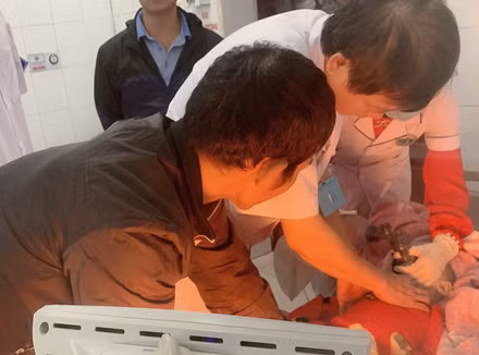  5. Bé trai 2 tuổi đuối nước khi mẹ đi chợ vắng nhà: Ngày 3/11, Trung tâm Y tế huyện Can Lộc (Hà Tĩnh) cho biết, một bé trai 2 tuổi đã tử vong do đuối nước trước khi được đưa đến phòng cấp cứu. Ngày 3/11, tại thôn Đông Huề, bé trai là Võ Đỗ B.A bị ngã xuống nước tử vong. Một người thân của gia đình cho biết, mẹ cháu B.A gửi con cho bà để đi chợ, vì nước lũ chưa rút hết nên đã xảy ra tai nạn đuối nước thương tâm. 