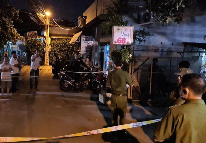 Theo lời khai của Sơn, tối (27/7), khi đang chạy xe máy trên đường thì xe của Sơn xảy ra va chạm với xe máy của anh Luận. Sau đó giữa hai bên xảy ra mâu thuẫn, cự cãi. Do đã uống rượu bia từ trước nên nên khi xảy ra mâu thuẫn Sơn đe dọa đánh anh Luận. Anh Luận bỏ chạy vào trong một con hẻm trên đường Phú Lợi thì Sơn đuổi theo dùng dao đâm, đánh liên tiếp đến khi đối phương bất tỉnh. 