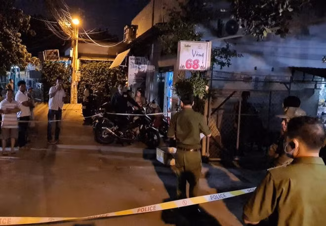 Theo lời khai của Sơn, tối (27/7), khi đang chạy xe máy trên đường thì xe của Sơn xảy ra va chạm với xe máy của anh Luận. Sau đó giữa hai bên xảy ra mâu thuẫn, cự cãi. Do đã uống rượu bia từ trước nên nên khi xảy ra mâu thuẫn Sơn đe dọa đánh anh Luận. Anh Luận bỏ chạy vào trong một con hẻm trên đường Phú Lợi thì Sơn đuổi theo dùng dao đâm, đánh liên tiếp đến khi đối phương bất tỉnh. 