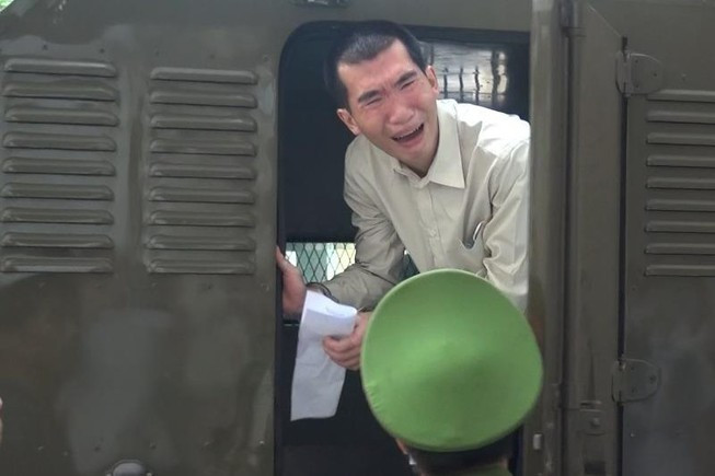 Đánh chết người sau va chạm, nam bị cáo khóc suốt phiên tòa: Ngày 21/9, Tòa án nhân dân tỉnh Bình Dương xét xử sơ thẩm vụ án giết người, tuyên phạt bị cáo Hoàng Văn Tuyền (31 tuổi, quê Thanh Hóa) 19 năm tù. Theo cáo trạng, chiều 11/4 tại ngã tư giao nhau giữa đường Nguyễn Chí Thanh và đường Thủ Khoa Huân (phường An Thạnh, TP Thuận An) giữa Tuyền và anh Phạm Văn Hà (40 tuổi, ngụ TP.HCM) xảy ra va chạm xe máy. 