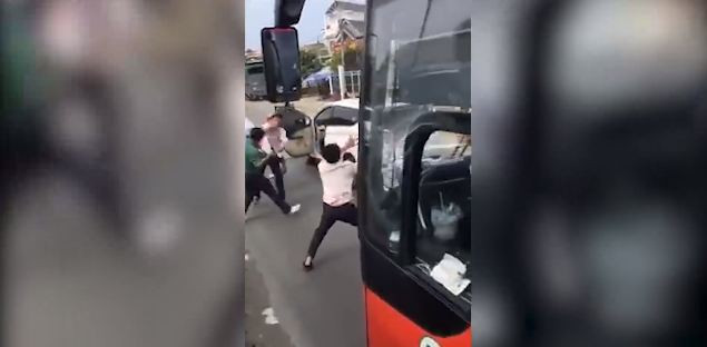 Vụ việc xảy ra khoảng 10h ngày 3/12, khi xe khách Phương Trang 51B-310.41 chạy từ TP.HCM về Cần Thơ, đến đoạn đường trên thì bất ngờ bị ô tô bảy chỗ 83A-079.81 tạt ngang đầu xe làm bể phần đèn trước. Khi tài xế xe khách xuống nói chuyện và yêu cầu tài xế ô tô bồi thường thì xảy ra đánh nhau.Vụ ẩu đả làm cho tài xế xe khách bị đứt gân tay, phụ xe bị đứt ba ngón tay, hiện còn đang điều trị tại BV đa khoa tỉnh Vĩnh Long. 