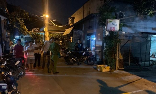  Đánh chết người sau va chạm giao thông rồi bỏ trốn: Ngày 28/7, Công an TP Thủ Dầu Một, tỉnh Bình Dương đang tạm giữ hình sự Hoàng Thái Sơn (SN 1992, ngụ Bình Dương) để điều tra về hành vi giết người. Sơn là đối tượng đã dùng hung khí đâm, đánh chết anh Tà Văn Luận (SN 2000, quê Ninh Thuận) sau va chạm giao thông vào tối (27/7) trên đường ở TP Thủ Dầu Một. Sơn chạy xe máy rời khỏi hiện trường. Khi biết nạn nhân tử vong, đối tượng đã đến cơ quan công an đầu thú.