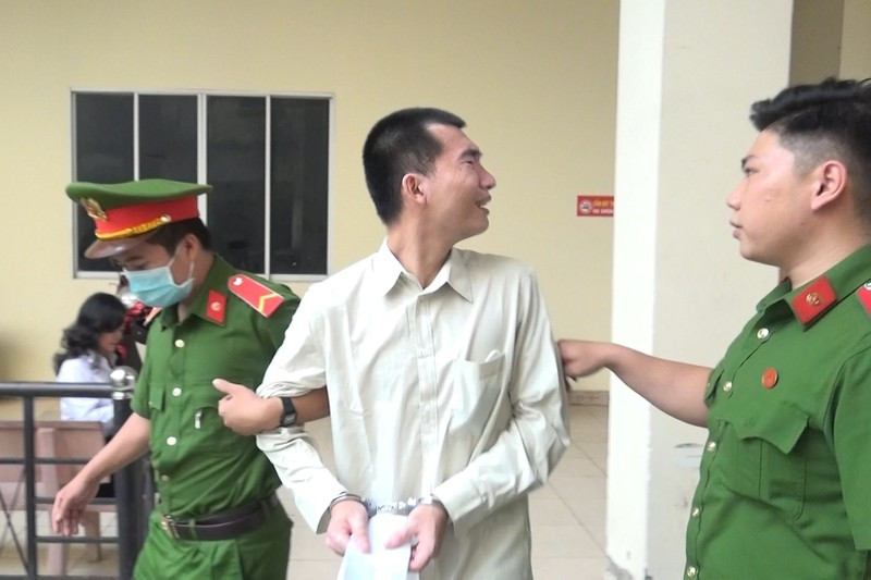 Mặc dù va chạm rất nhẹ, không ai bị ngã nhưng hai bên bên lời qua tiếng lại rồi xảy ra cãi vã. Tuyền lao vào đánh liên tiếp nhiều cái vào anh Hà rồi lên xe định bỏ đi thì anh Hà tiến tới dùng chân đạp một cái vào xe của Tuyền. Liền đó, Tuyền đánh tới tấp khiến nạn nhân gục tại chỗ. Nạn nhân được chuyển đi bệnh viện cấp cứu nhưng đã tử vong do chấn thương sọ não.