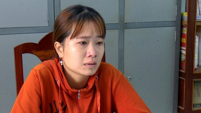  5. “Nữ quái” bán người sang Trung Quốc: Ngày 2/11, Công an tỉnh Bạc Liêu vừa khởi tố vụ án, khởi tố bị can và lệnh bắt tạm giam đối với Ngô Thị Mỹ Chi (SN 1992, ngụ huyện Hòa Bình, Bạc Liêu) để điều tra về hành vi “Mua bán người dưới 16 tuổi”. Tháng 11/2016, Chi đang sống cùng chồng tại Trung Quốc đã thông qua em ruột mình ở Việt Nam môi giới, thỏa thuận đưa cháu H. (SN 2001, khi đó mới 15 tuổi), là con của anh H.Q.T. (ngụ cùng địa phương) sang lấy chồng Trung Quốc, với số tiền 100 triệu đồng trả cho cha, mẹ cháu H. Tuy nhiên, đến tháng 6/2020, cháu H. lên mạng xã hội cầu cứu việc bị chồng hành hạ, đánh đập nên được một tổ chức quốc tế về bảo vệ trẻ em giải cứu và đưa về Việt Nam.