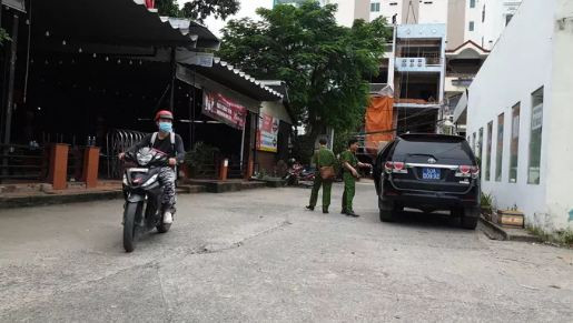  4. Phát hiện thi thể nam giới có vết cắt ở cổ: Ngày 2/11, Công an quận 10, TP HCM đang điều tra vụ phát hiện thi thể người đàn ông ở một bãi giữ xe trên địa bàn. Nạn nhân là ông Trịnh Quang Hòa (SN 1977, ngụ quận 4, TP HCM). Công an quận 10 cho biết sáng cùng ngày, người dân ở bãi giữ xe gần một trường đại học trên đường Sư Vạn Hạnh, phường 12, quận 10 phát hiện thi thể ông Hòa nằm trên vũng máu. 