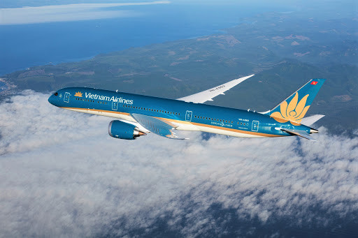  7. Hành khách đốt lửa, máy bay Vietnam Airlines phải dừng cất cánh khẩn cấp: Ngày 2/11, Cảng vụ Hàng không miền Bắc cho biết, vừa xảy ra vụ việc một máy bay từ Hà Nội đi TP HCM phải quay đầu do hành khách châm lửa đốt khăn. Khoảng 8h30 ngày 2/11, trên chuyến bay VN 243 của hãng hàng không Vietnam Airlines khai thác hành trình Hà Nội - TP HCM. Khi máy bay vừa mới lăn ra đường cất/hạ cánh hành khách H.T.H (ngồi ở hàng ghế số 20A) bất ngờ châm lửa đốt khăn khiến nhiều người hoảng sợ. Ngay sau đó, phi hành đoàn đã dừng khởi hành và báo với nhà chức trách sân bay về sự việc. 