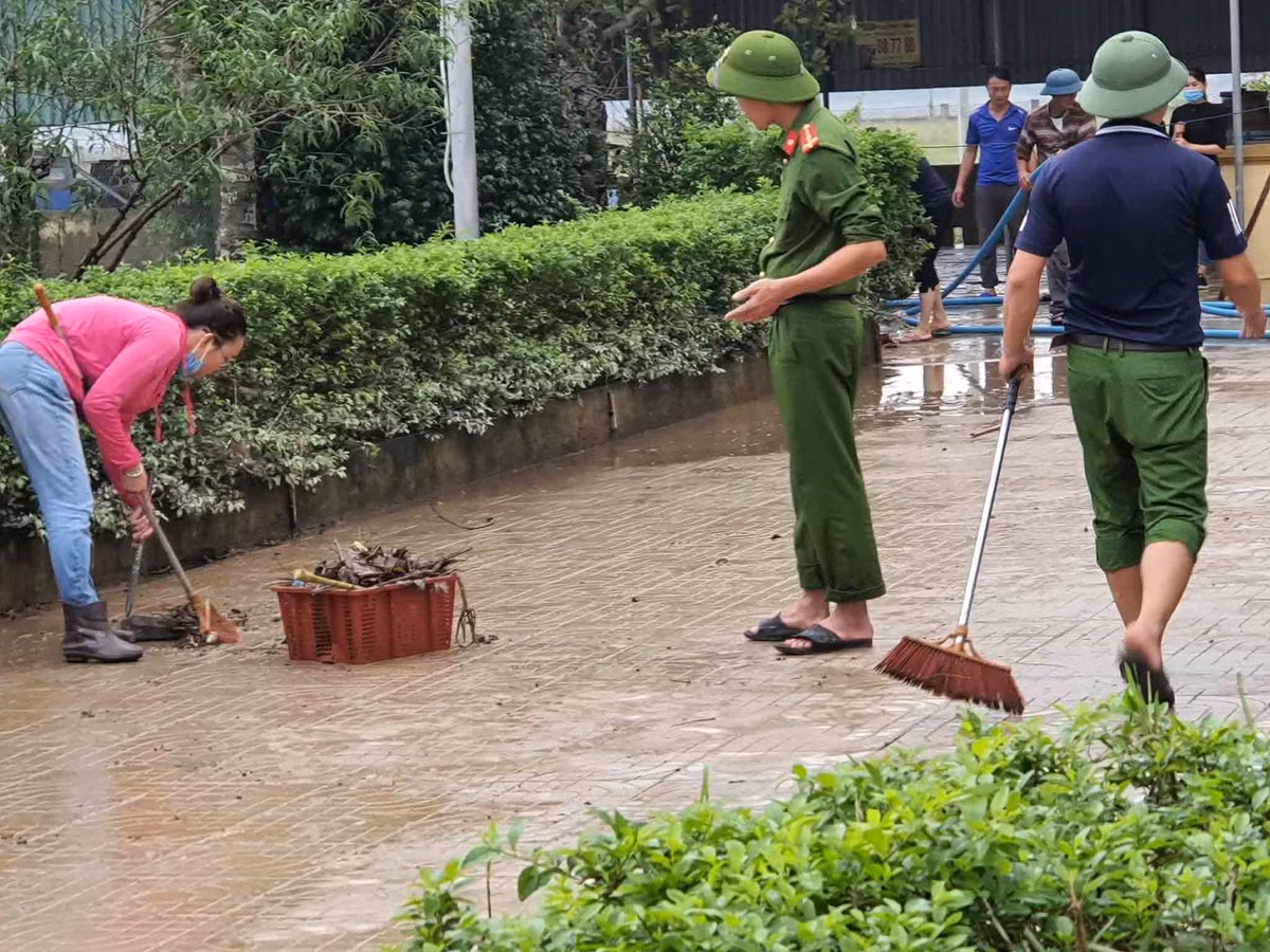 Video: Nhieu ran ho mang, cap nia cuc doc xuat hien trong nha sau lu-Hinh-6