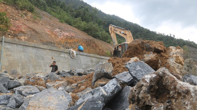 Về các giải pháp xử lý kỹ thuật đối với các vị trí đã sạt lở mái taluy, Ban quản lý dự án, Công ty BT đã chỉ đạo đơn vị tư vấn thiết kế khẩn trương khảo sát, lập hồ sơ thiết kế xử lý các vị trí sạt lở. Tuy nhiên, hiện tại do mưa bão vẫn tiếp diễn phức tạp, các đơn vị tư vấn sẽ tiến hành khảo sát ngay và có phương án xử lý sớm nhất khi thời tiết thuận lợi. 