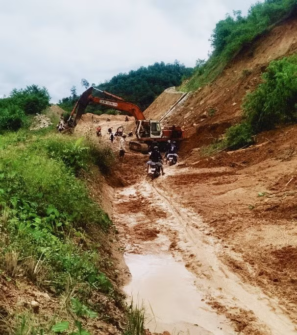 Một điểm sạt lở tại huyện Sơn Tây, Quảng Ngãi đang được lực lượng chức năng khẩn trương khắc phục để thông tuyến, đảm bảo giao thông đi lại an toàn cho người dân. 