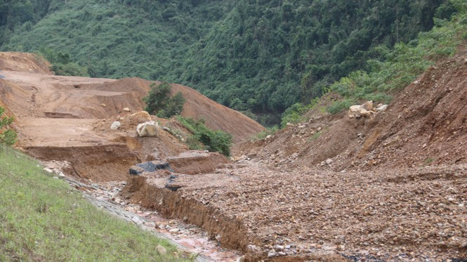 Nhiều khu vực taluy âm của tuyến cao tốc La Sơn - Tuý Loan bị nước lũ xói mòn, nguy cơ sạt lở rất cao. 