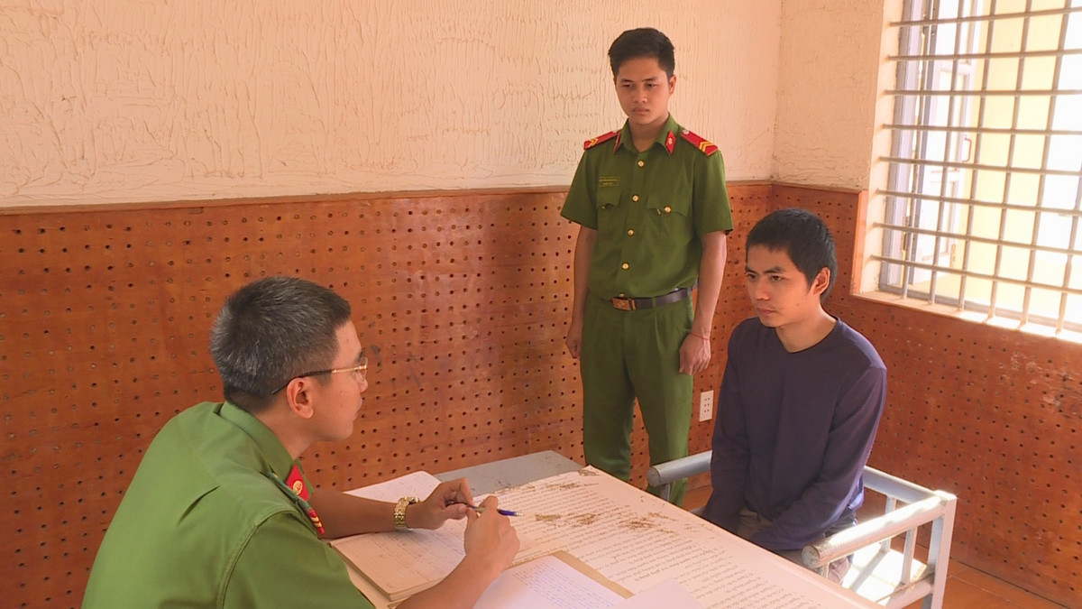  4. Mạo danh cán bộ Cục quản lý thị trường để chiếm đoạt tài sản: Ngày 4/11, Công an thị xã Buôn Hồ vừa tiếp nhận đối tượng Mai Văn Thuyết từ phòng Cảnh sát hình sự Công an tỉnh Đắk Lắk để tiếp tục mở rộng điều tra, làm rõ về hành vi “Lừa đảo chiếm đoạt tài sản”. Tại cơ quan công an, Thuyết khai lên mạng rồi vào trang doanh nghiệp để lấy số điện thoại. Sau đó, Thuyết gọi điện mạo danh mình là cán bộ CQLTT tỉnh Đắk Lắk để đe dọa nhằm kiếm tiền tiêu xài. 