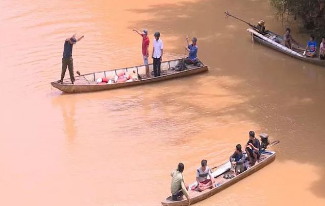  5. Lật thuyền khi đi thả cá phóng sinh, 2 người đuối nước thương tâm: Khoảng 10h15 ngày 4/11, bà Ngô Thị Cẩm Tú (42 tuổi) và ông Nguyễn Văn Thành (60 tuổi), cùng 4 người khác trong đoàn từ thiện tổ chức đi thả cá phóng sinh trên sông Bé (xã Long Giang, thị xã Phước Long). Tại đây, cả nhóm 6 người chèo thuyền gỗ ra giữa dòng để thả cá. Tuy nhiên, khi chèo được khoảng 30 mét, bất ngờ thuyền bị nước vào và lật úp, khiến cả 6 người rơi xuống sông. Do không biết bơi nên bà Tú và ông Thành bị nước cuốn trôi. Bốn người còn lại may mắn bơi được vào bờ. 