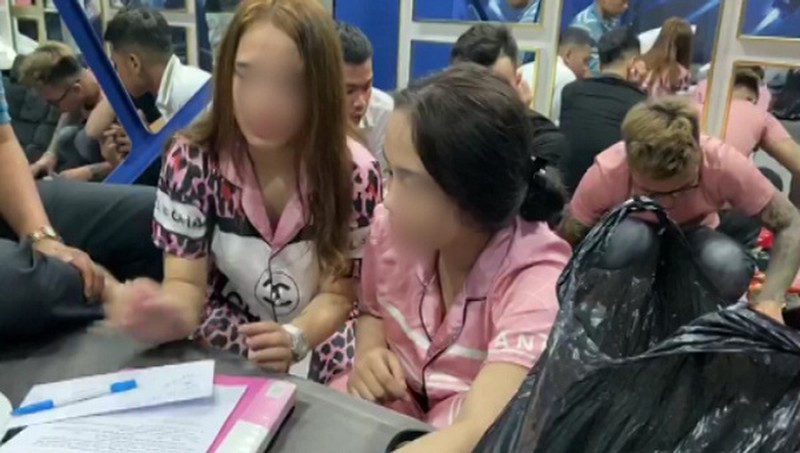  6. Phát hiện 17 nam, nữ đang phê ma túy trong nhà nghỉ: Ngày 4/11, Cơ quan Công an TP. Huế, tỉnh TT- Huế cho biết, đơn vị vừa phát hiện 17 nam, nữ đang phê, bay lắc tại một nhà nghỉ H. trên đường Lê Hồng Sơn, phường Xuân Phú (TP. Huế). Trước đó, cơ quan chức năng kiểm tra hành chính cơ sở kinh doanh nhà nghỉ H. Qua đó, lực lượng chức năng phát hiện tại phòng 301, 305, 401 của nhà nghỉ có 20 nam, nữ đang tụ tập “bay lắc”. Qua test nhanh có 17/20 đối tượng dương tính với ma túy. 