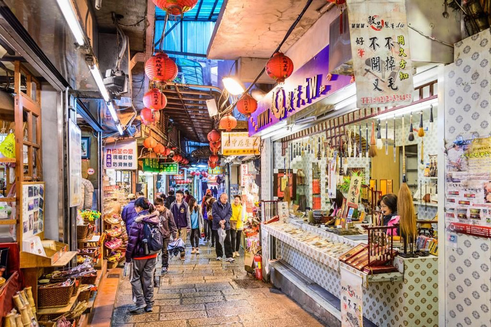 Theo người dân địa phương, cái tên Cửu Phần bắt nguồn từ giai đoạn đầu thời nhà Thanh, nơi đây chỉ có 9 hộ dân sinh sống. Sau đó, ngôi làng trở nên đông đúc hơn khi nghề khai thác vàng trở nên phổ biến.