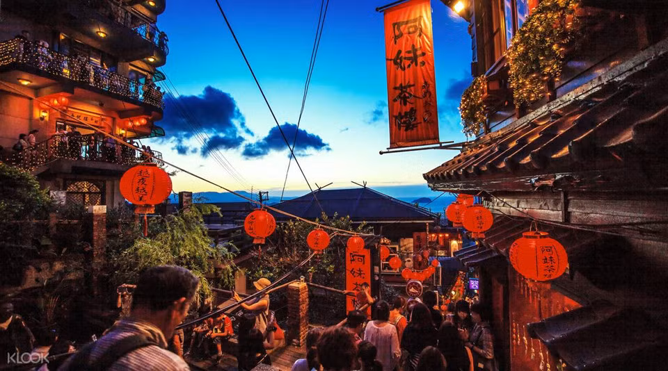 Hai bên đường, hàng quán nhà cửa san sát nhau. Đường hẹp nên không có vỉa hè, các ngôi nhà nhỏ hẹp đều không có sân. Để chống chọi với gió biển và mưa bão, nhà nào cũng xây bằng đá và gạch rất vững chắc, mái lợp hai tầng, bên trên sơn một loại dầu thảo mộc có màu đen, cốt để chống thấm.