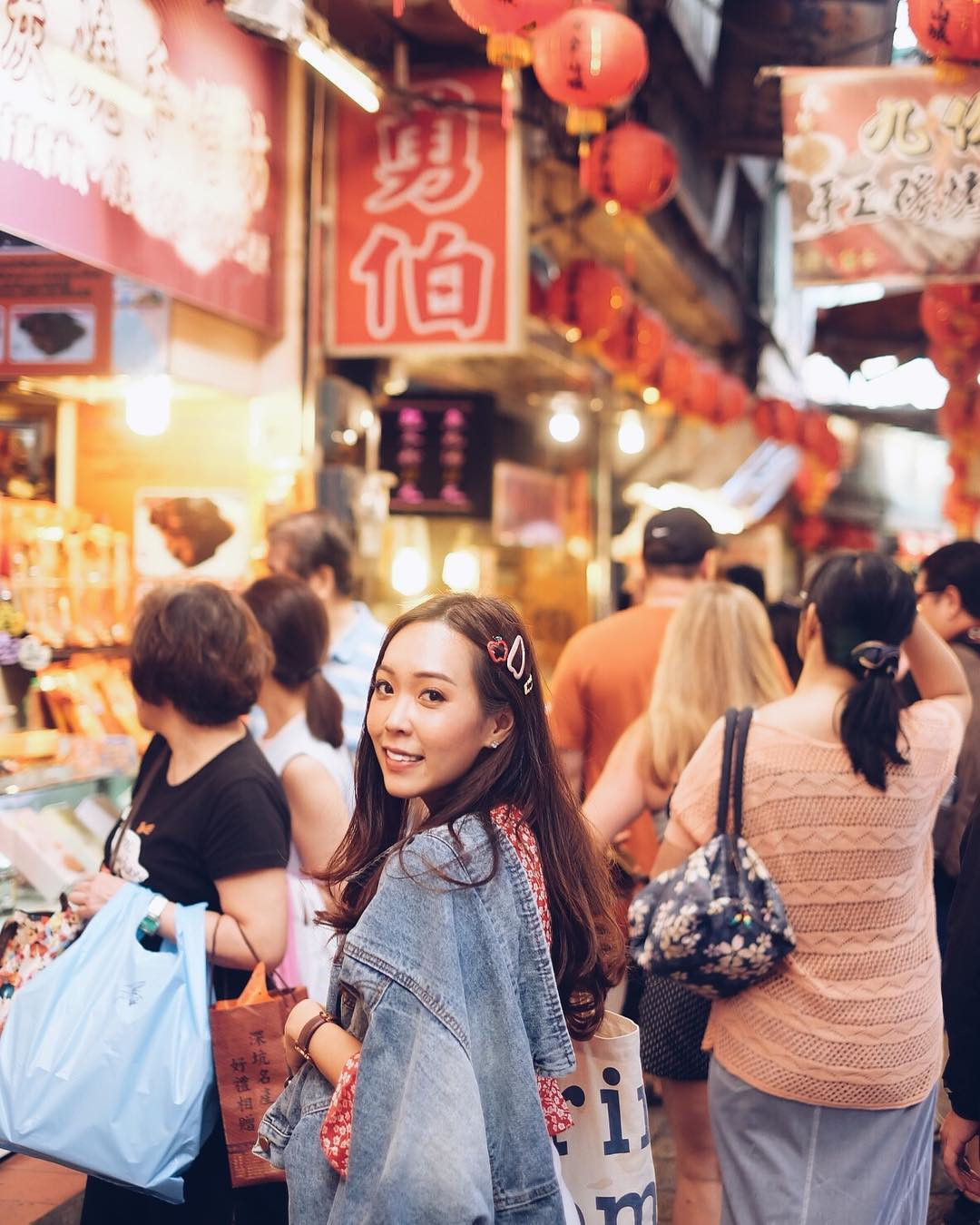 Hai con đường này có nhiều trà quán, hiệu bánh, tiệm ăn, rạp hát, nhà bảo tàng về khai thác vàng, phòng triển lãm nghệ thuật dân gian Cửu Phần, vài ngôi chùa và miếu thờ thành hoàng.