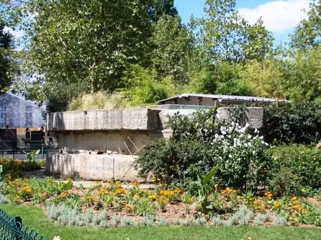  9. Bastille: Bastille đã từng là một nhà tù kiên cố với một tòa tháp cao hơn 80 mét, được bao quanh bởi một con hào nhỏ. Nơi đây đã từng chứa những nhân vật bí ẩn, và cũng là nơi tra tấn độc ác đến ghê rợn. Cho đến bây giờ, nững vết tích của những màn tra khảo nhuộm máu vẫn còn sót lại trên tường.