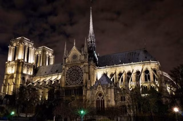 8. Notre Dame of Paris: Notre Dame of Paris là một trong những điểm du lịch đáng chú ý nhất ở Pháp, nhưng ít ai biết rằng nó cũng là nơi xuất hiện rất nhiều bóng ma bí ẩn. Cho đến ngày nay, vẫn chưa ai dám can đảm để tìm hiểu sự thật chết chóc bên trong tòa lâu đài.