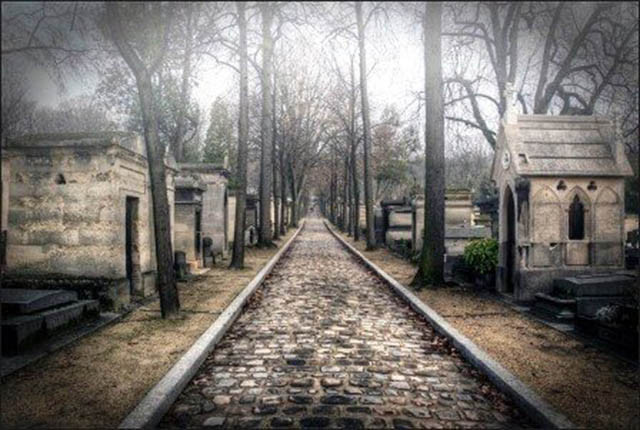  2. Nghĩa trang Pere Lachaise: Nếu muốn tận mắt thấy một bóng ma, có lẽ du khách nên một lần tới viếng nghĩa trang Père Lachaise. Nơi này được cho là một trong những nghĩa trang bị ám ảnh nhất không chỉ ở châu Âu mà còn trên toàn thế giới. Đây là nơi chôn cất của nhiều người nổi tiếng như Edith Piaf, Oscar Wilde, Jim Morrison, Molière, Marcel Proust, Balzac, Camille Pissaro…
