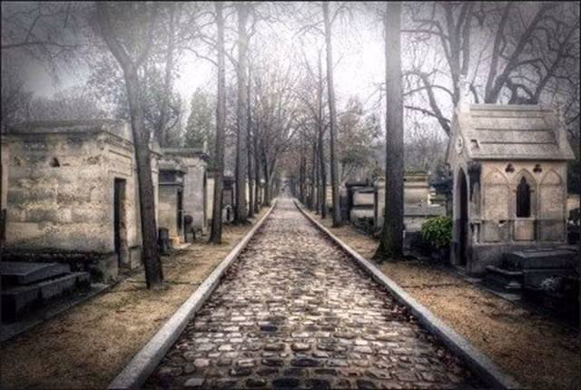  2. Nghĩa trang Pere Lachaise: Nếu muốn tận mắt thấy một bóng ma, có lẽ du khách nên một lần tới viếng nghĩa trang Père Lachaise. Nơi này được cho là một trong những nghĩa trang bị ám ảnh nhất không chỉ ở châu Âu mà còn trên toàn thế giới. Đây là nơi chôn cất của nhiều người nổi tiếng như Edith Piaf, Oscar Wilde, Jim Morrison, Molière, Marcel Proust, Balzac, Camille Pissaro…