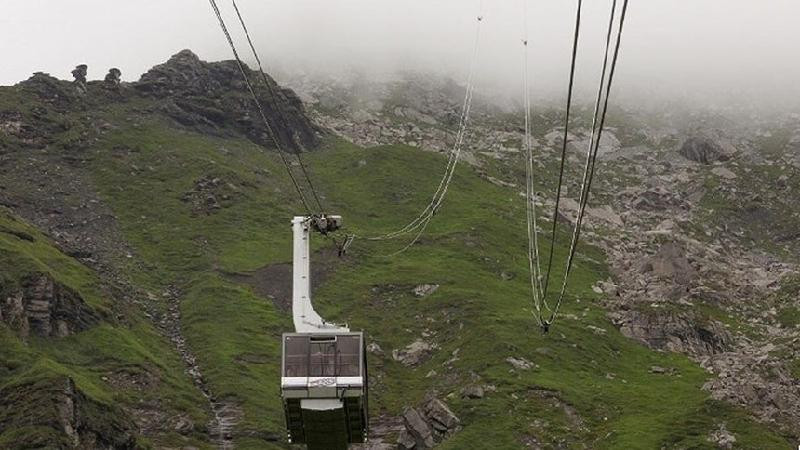 Ngay ngày 21/6 vừa qua, khoảng 400 du khách đã được phen “thót tim” khi bị kẹt lại ở độ cao gần 3 km so với mực nước biển. Nguyên nhân là do hệ thống cáp treo ở Piz Gloria nằm trên đỉnh núi Schilthorn (Thụy Sĩ) gặp trục trặc kỹ thuật.