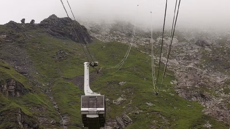 Ngay ngày 21/6 vừa qua, khoảng 400 du khách đã được phen “thót tim” khi bị kẹt lại ở độ cao gần 3 km so với mực nước biển. Nguyên nhân là do hệ thống cáp treo ở Piz Gloria nằm trên đỉnh núi Schilthorn (Thụy Sĩ) gặp trục trặc kỹ thuật.