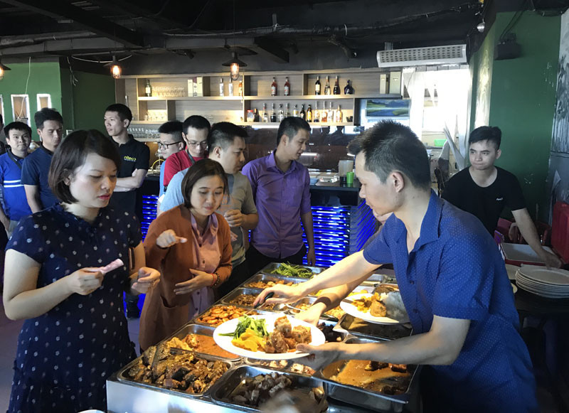 Trốn cái nắng kinh hoàng, dân văn phòng đổ tới quán cơm bụi có điều hòa ăn