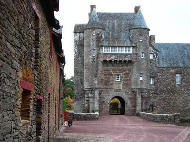  4. Château de Trécesson: Lâu đài Trécesson thời trung cổ ở Brittany là nơi có nhiều câu chuyện kỳ lạ, đó là những vụ giết người tàn độc và nhiều cái chết bí ẩn. Có một câu chuyện kể về một người cô dâu đã bị các anh trai của mình sát hại và chôn sống ngay trong buổi sáng đám cưới. Bên trong tòa lâu đài này còn rất nhiều căn phòng bị ma ám rất rùng rợn.