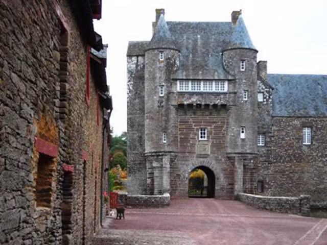 4. Château de Trécesson: Lâu đài Trécesson thời trung cổ ở Brittany là nơi có nhiều câu chuyện kỳ lạ, đó là những vụ giết người tàn độc và nhiều cái chết bí ẩn. Có một câu chuyện kể về một người cô dâu đã bị các anh trai của mình sát hại và chôn sống ngay trong buổi sáng đám cưới. Bên trong tòa lâu đài này còn rất nhiều căn phòng bị ma ám rất rùng rợn.