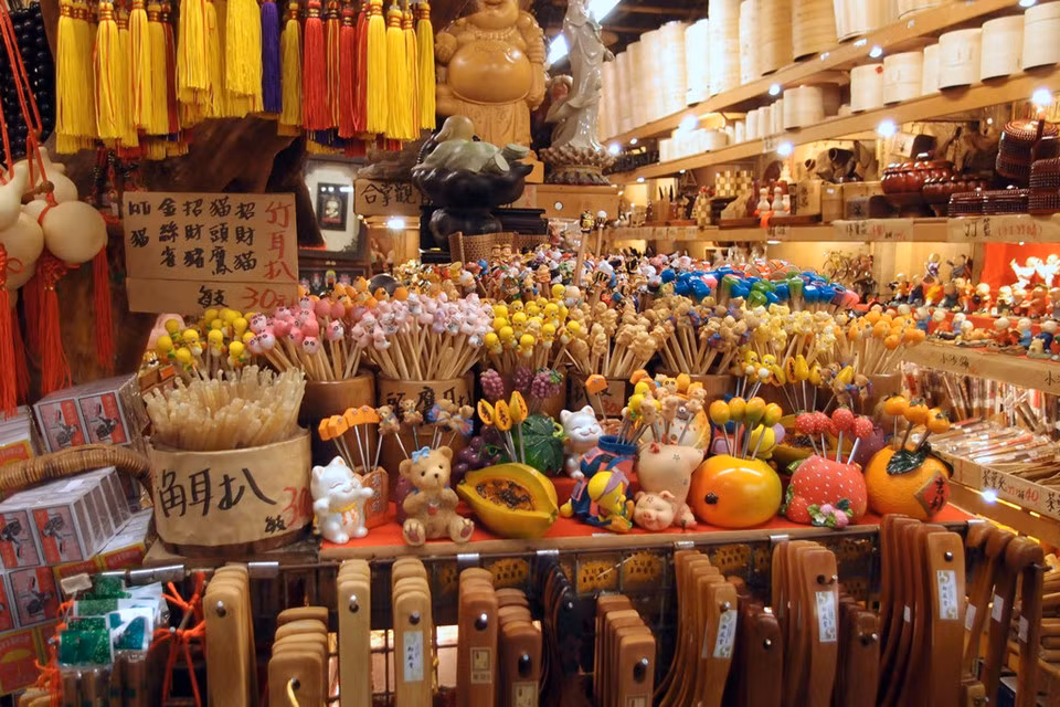 Đặc biệt, từ năm 1890, công nhân phát hiện vụn vàng khi xây dựng tuyến đường sắt Đài Bắc - Cơ Long chạy qua gần khu vực Cửu Phần. Năm 1893, khu đãi vàng dưới chân các ngọn đồi ở Cửu Phần tìm thấy lượng vàng lớn, vài kg/ngày.