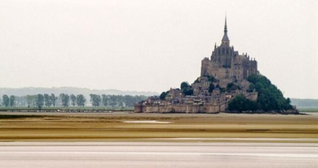  6. Mont Saint Michel: Mont Saint Michel nằm trên một hòn đảo ngoài khơi bờ biển Normandy, nó có thể lộng lẫy theo bất cứ cách nào nhưng khi biết được những bí mật bên trong lâu đài này, chắc chắn du khách sẽ không dám đặt chân tới. Được biết, trước đây đã có 2000 người Anh bị giết một cách dã man tại nơi này. Người ta kể nhau rằng, cát xung quanh lâu đài đã bị nhuốm màu đỏ tươi của máu.