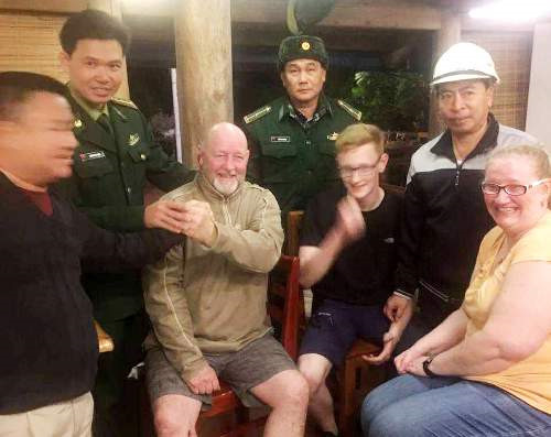 Không chỉ trên thế giới, ngay tại các điểm du lịch ở Việt Nam cũng xảy ra những sự cố mắc kẹt. Đầu năm nay, du khách người Anh - Stephen - đã bị kẹt trong hẻm núi đá tại Cát Bà (Hải Phòng). Vị trí ông Stephen mắc kẹt nằm ở nơi có địa hình núi đá tai mèo dốc đứng, giáp biển, không có người hay tàu thuyền qua lại. Sau hơn một giờ, công tác giải cứu mới thành công.