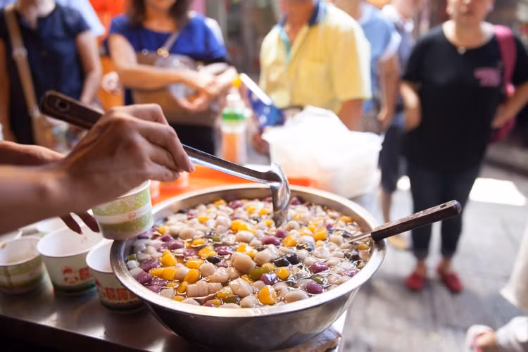 Ngoài ngắm cảnh, du khách có thể đắm mình vào ẩm thực của Cửu Phần với nhiều món đặc sản. Hấp dẫn nhất phải kể đến các loại bánh chế biến từ khoai với hương vị rất đặc trưng, nổi tiếng khắp Đài Loan. Cửa hàng bánh nhiều vô kể. Trước cửa, chủ quán đều bày các loại bánh được cắt nhỏ để du khách nếm thử trước khi mua.