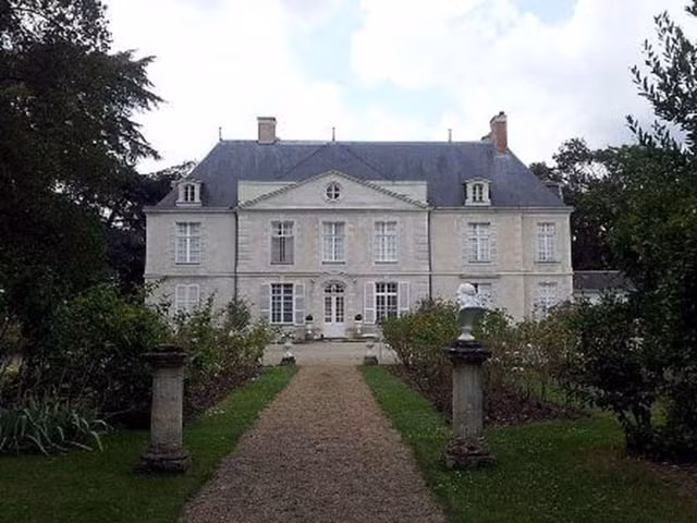  7. Chateau de Chateaubriant: Có một câu chuyện gắn liền với tòa lâu đài này về Francoise de Foix, vợ của Jean de Laval-Châteaubriant, thống đốc Brittany đột nhiên qua đời vào ngày 16 tháng 10 năm 1537, có tin đồn nói rằng bà bị nhốt trong một căn phòng bởi người chồng ghen tuông của mình, bà đã bị đầu độc và chảy máu cho đến chết.