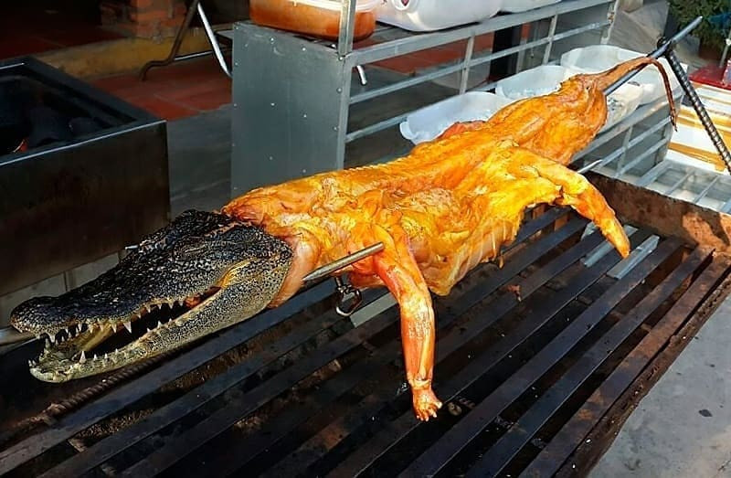  7. Ẩm thực: Một điểm kỳ quặc nữa đối với Snezhana khi ở Việt Nam chính là ẩm thực. Theo cô, người Việt ăn được hầu hết những vật động đậy: dơi, chó, chuột, cá sấu, rùa, rắn, cá đuối và thậm chí là trứng vịt lộn. Snezhana cho biết, người Việt thích ăn ngọt và hầu hết các món đều có đường (cả sữa và thịt). Người Việt còn có loại nước chấm đặc biệt gọi là "nước mắm" được làm từ cá để dưới nắng 9 tháng - Snezhana chia sẻ.