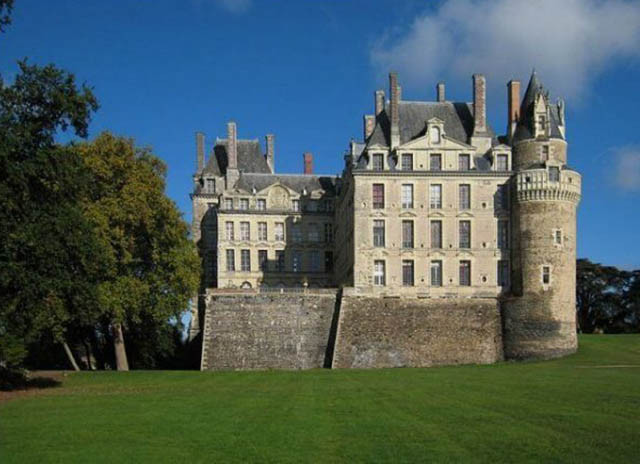  5. Lâu đài Brissac: Lâu đài này được xây dựng vào thế kỷ thứ 11 và được sửa sang lại vào thế kỷ 17. Nơi đây được các thợ săn ma và nhiều du khách hiếu kỳ đổ xô đến khám phá những điều huyền bí và vô số câu chuyện kỳ quái diễn ra trong lâu đài. Vụ giết người tàn bạo của Jacques de Brézé khiến cho ai cũng kinh hãi, ông đã giết vợ và người tình của vợ một cách tàn ác nhất ngay trong lâu đài này.
