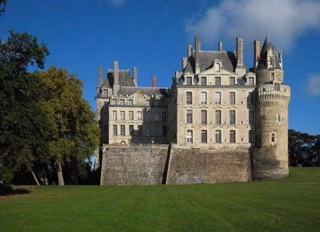  5. Lâu đài Brissac: Lâu đài này được xây dựng vào thế kỷ thứ 11 và được sửa sang lại vào thế kỷ 17. Nơi đây được các thợ săn ma và nhiều du khách hiếu kỳ đổ xô đến khám phá những điều huyền bí và vô số câu chuyện kỳ quái diễn ra trong lâu đài. Vụ giết người tàn bạo của Jacques de Brézé khiến cho ai cũng kinh hãi, ông đã giết vợ và người tình của vợ một cách tàn ác nhất ngay trong lâu đài này.