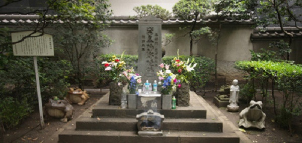 Ngôi mộ của Masakado nằm lọt thỏm giữa các tòa nhà cao tầng. Ảnh: CNN.