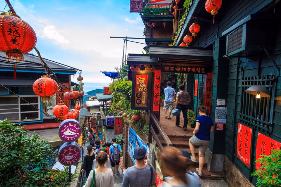 Du khách đi lên các bậc thang, dừng lại để ngắm nhìn phía dưới có thể thấy tầng tầng lớp lớp nhà cổ với mái màu đen. Những yếu tố này tạo nên một quang cảnh rất độc đáo không nơi nào có.