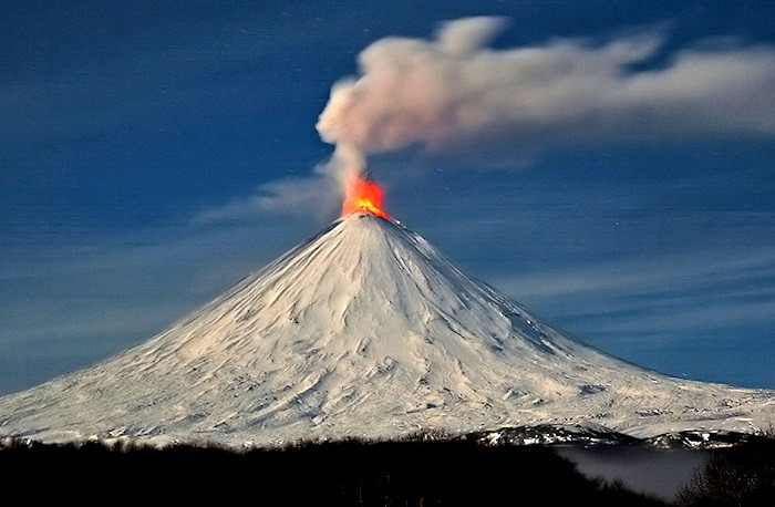 Quy luật hoạt động trở lại của núi lửa lớn nhất lục địa Á, Âu này là từ 2 đến 3 năm. Núi hình nón đối xứng, dốc đứng, nằm cách khoảng 100 km từ biển Bering và được UNESCO – Di sản Thế giới công nhận nằm trong khu vực di sản thế giới.