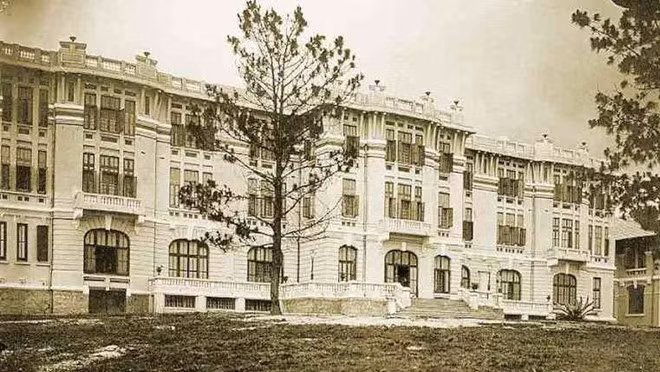 Dẫn đầu về độ giàu có ở Việt Nam thời kỳ này chính là nhà tư sản Lê Phát Đạt (1841-1900). Ông còn có biệt danh là huyện Sỹ, đồng thời cũng chính là ông ngoại của Nam Phương Hoàng hậu.