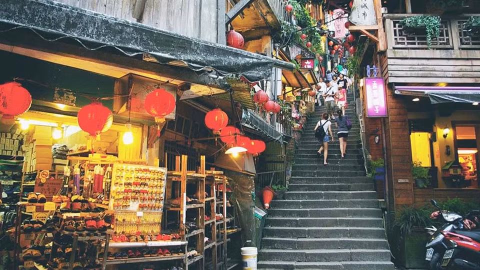 Con đường chính ở Cửu Phần mang tên Thụ Kỳ Lộ. Đường rất hẹp, bề ngang chỉ khoảng 2 m, gồm các bậc thang toàn bằng đá granit. Thụ Kỳ Lộ chạy xuyên suốt thị trấn, từ dưới lên trên, men theo sườn núi.