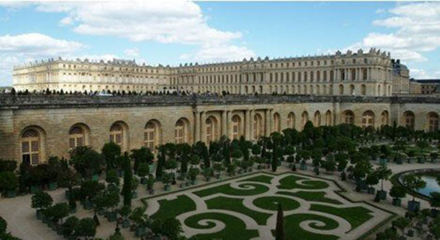  3. Vườn và cung điện Versailles: Cung điện hoàng gia Versailles nằm trong số những điểm tham quan hàng đầu ở Pháp, chỉ cách Paris 20 km. Tuy nhiên, điều mà hầu hết mọi người không biết là nó cũng là một trong những nơi bị ám ảnh nhất trong cả nước. Cả khu vườn và lâu đài đều được biết đến là nơi xuất hiện nhiều hồn ma bí ẩn. Đặc biệt hồn ma của Marie Antoinette được phát hiện đã lảng vảng ở trong khu vườn rất nhiều lần.