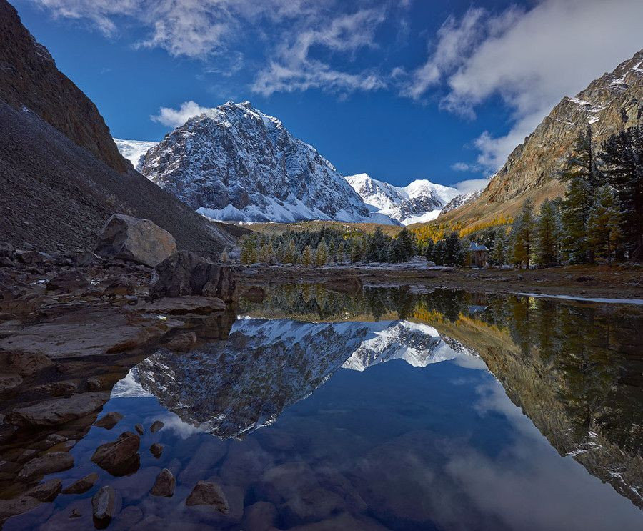  4. Ngọn núi cổ nhất thế giới: Ural là dãy núi lâu đời nhất trên quả đất. Nằm ở khu vực gần làng Kusinsk Alexandrovka, dãy núi được mệnh danh là Bút Chì này xuất hiện vào 4,2 tỷ năm trước đây. Dãy Ural là ranh giới tự nhiên phân chia châu Á và châu Âu.