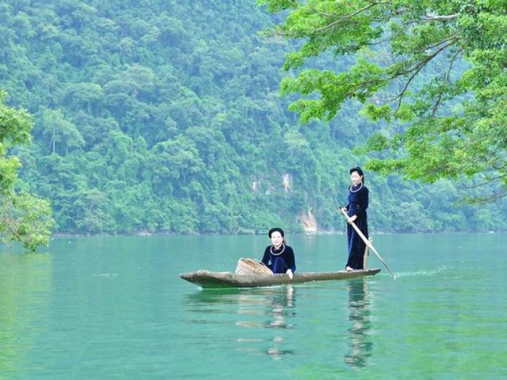 Nhớ hai mảnh vỏ trấu làm thành thuyền giúp người ta qua cơn hoạn nạn trong truyền thuyết, nên người dân ở đây rất coi trọng thuyền. Ngay từ bé, trẻ con ở đây đã được cha mẹ dạy làm quen với nước, bơi thuyền và đánh bắt cá. Phụ nữ Tày ở Ba Bể chèo thuyền cực giỏi.