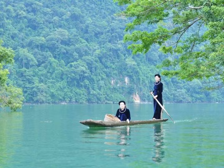 Nhớ hai mảnh vỏ trấu làm thành thuyền giúp người ta qua cơn hoạn nạn trong truyền thuyết, nên người dân ở đây rất coi trọng thuyền. Ngay từ bé, trẻ con ở đây đã được cha mẹ dạy làm quen với nước, bơi thuyền và đánh bắt cá. Phụ nữ Tày ở Ba Bể chèo thuyền cực giỏi.