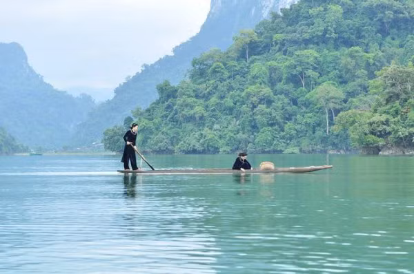 Thuyền độc mộc là “đặc sản” của hồ Ba Bể. Gọi là độc mộc vì cả chiếc thuyền chỉ làm duy nhất bằng một khúc gỗ. Cây to được thuyền to. Thuyền rất dài, nhưng chiều ngang hẹp nên chỉ chở được hai người.