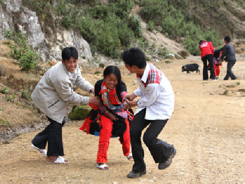 Theo quan niệm của người Dao Đỏ, lúc kéo, cô gái càng chống đối quyết liệt thì sau này gia đình càng đông con cái, thuận vợ, thuận chồng. Vì thế, dù cô gái đã biết trước nhưng sẽ vờ kêu khóc ầm ĩ. 