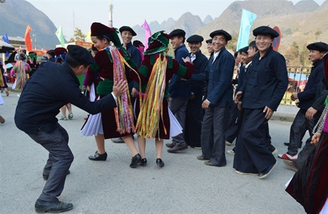 Trong buổi sáng đầu năm, các nam thanh nữ tú sẽ tụ tập lại và chơi trò “ú tìm”. Nếu cô gái đồng ý sẽ bỏ chạy, chàng trai sẽ đuổi theo. Khi chàng trai đuổi kịp cô gái sẽ vỗ vào mông cô gái, đồng nghĩa với việc là cô gái này sắp sửa trở thành vợ của chàng trai đó. 