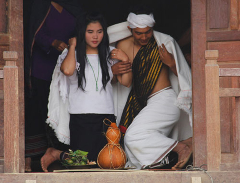 Người con trai có thể trả lại nhẫn nếu không thích, nhưng cứ 7 ngày, cô gái lại tiếp tục đến trao nhẫn cho đến khi chàng trai đồng ý mới thôi.